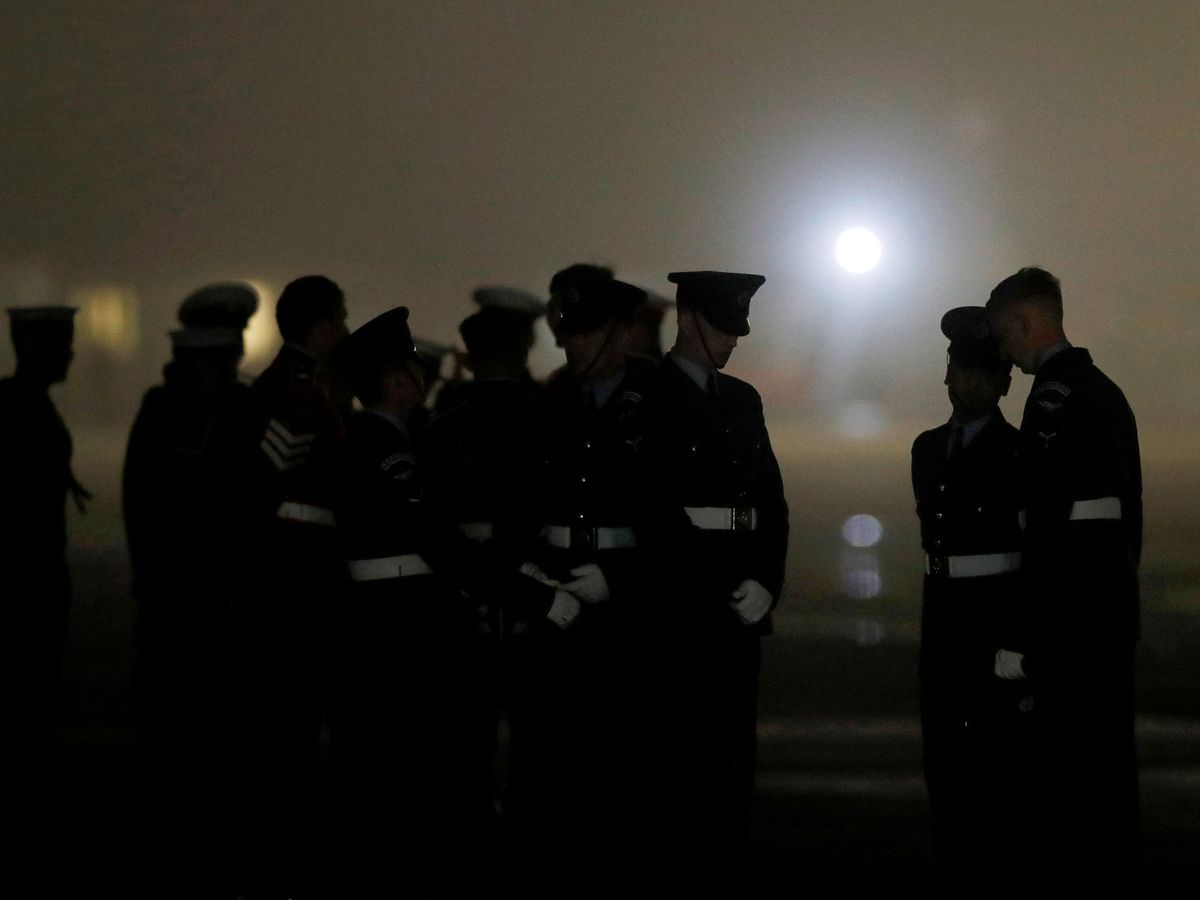 Foto: Militares esperan la llegada de Joe y Jill Biden en Cornwall. (Reuters)