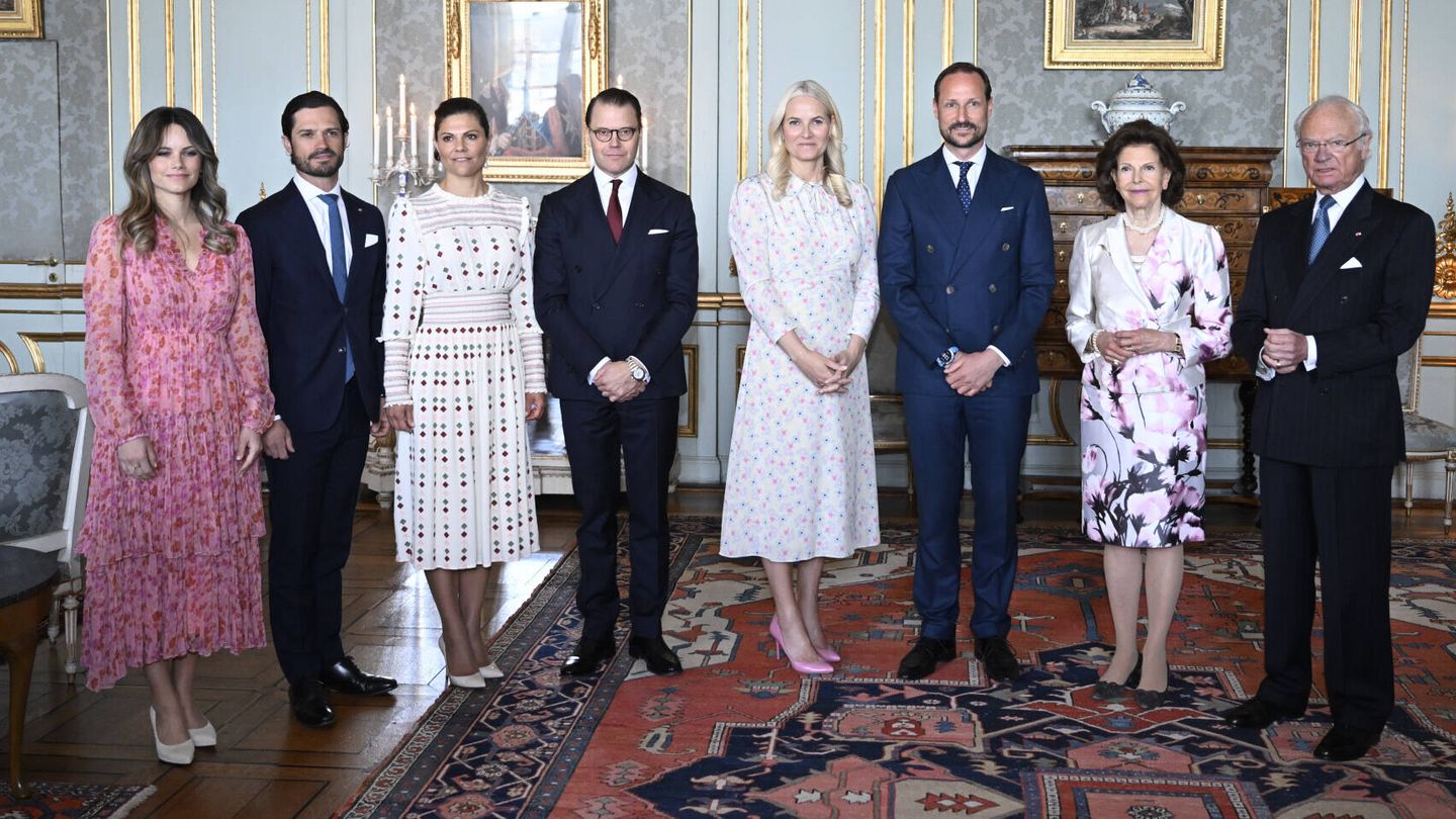 Los herederos noruegos, con la familia real sueca. (Gtres)