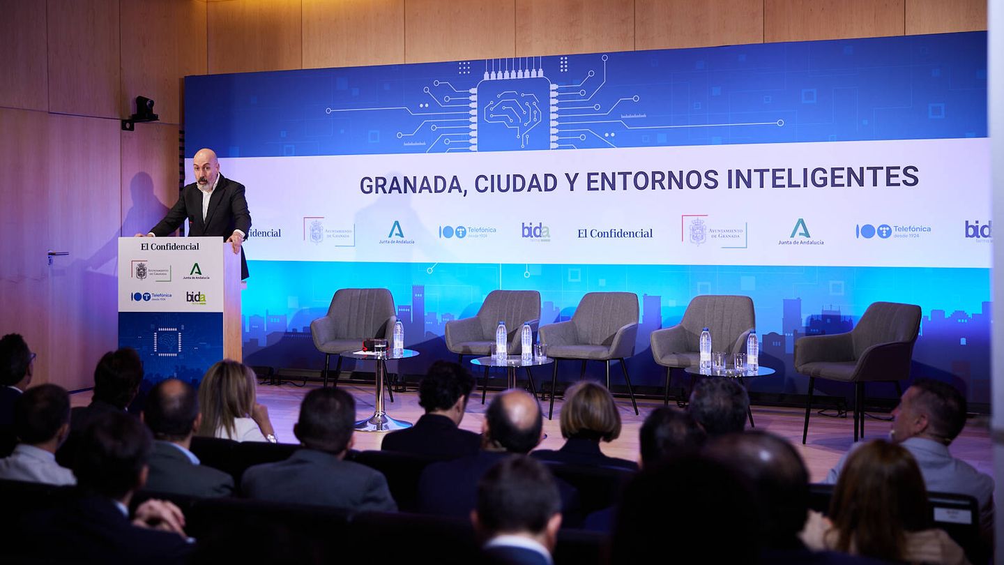 El director de El Confidencial, Nacho Cardero, en la bienvenida al foro 'Granada...'. (EC)