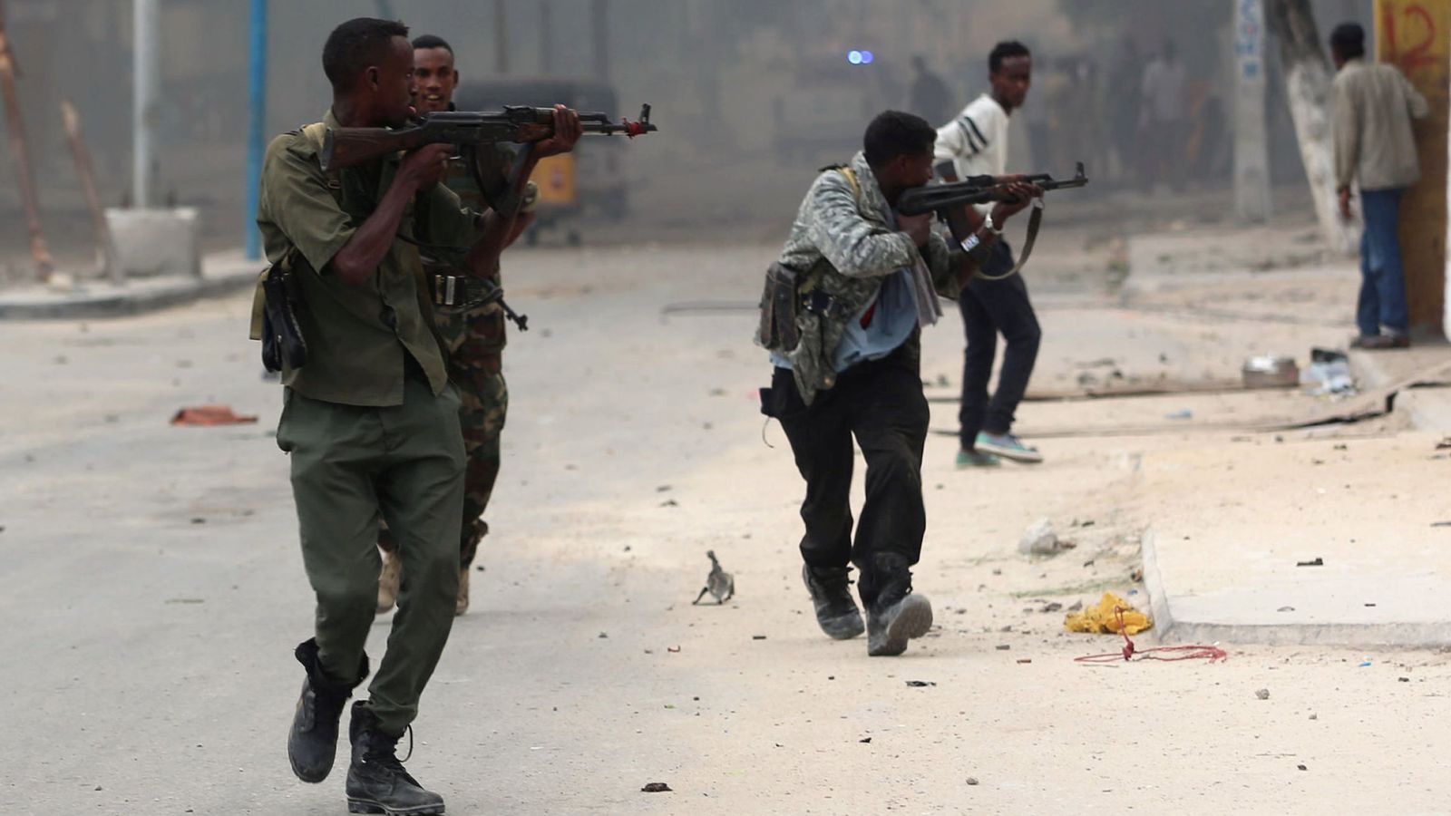 Foto: Soldados somalíes responden al ataque terrorista en un hotel de Mogadiscio. (Reuters)