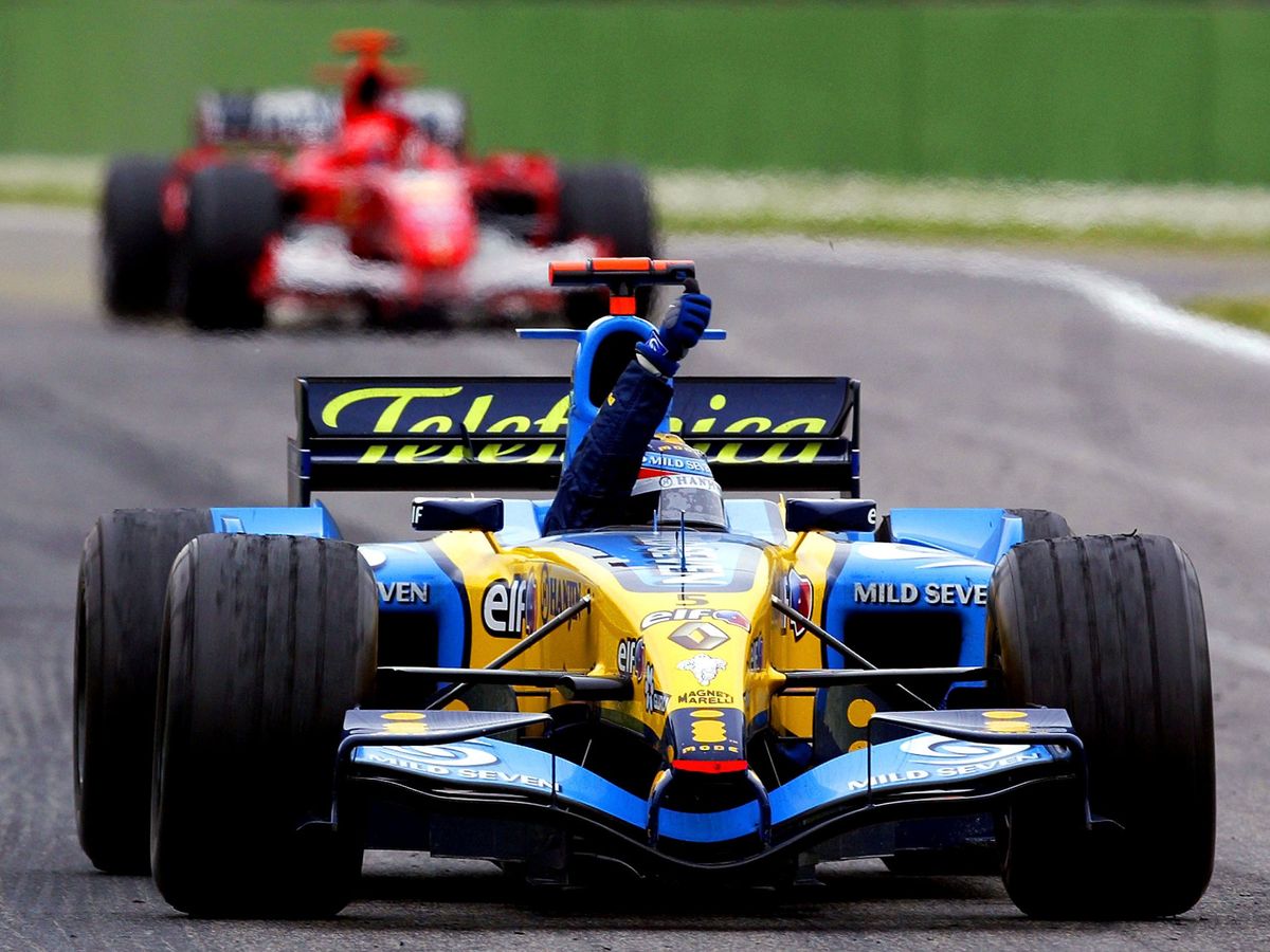 Foto: Fernando Alonso celebra una victoria por delante de Schumacher en 2005. (Reuters)