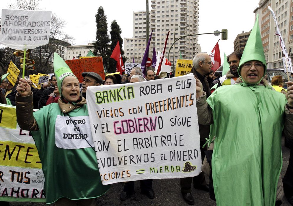 Foto: Manifestación de afectados por las preferentes de Bankia (Efe)