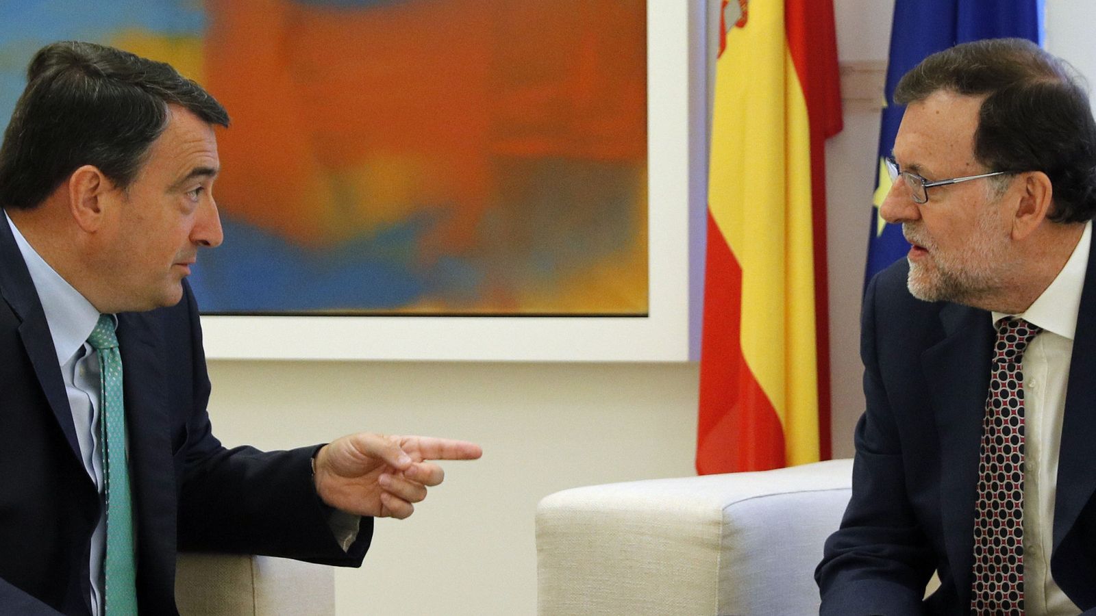 Foto: Rajoy se reúne con el portavoz del PNV, Aitor Esteban (Efe).