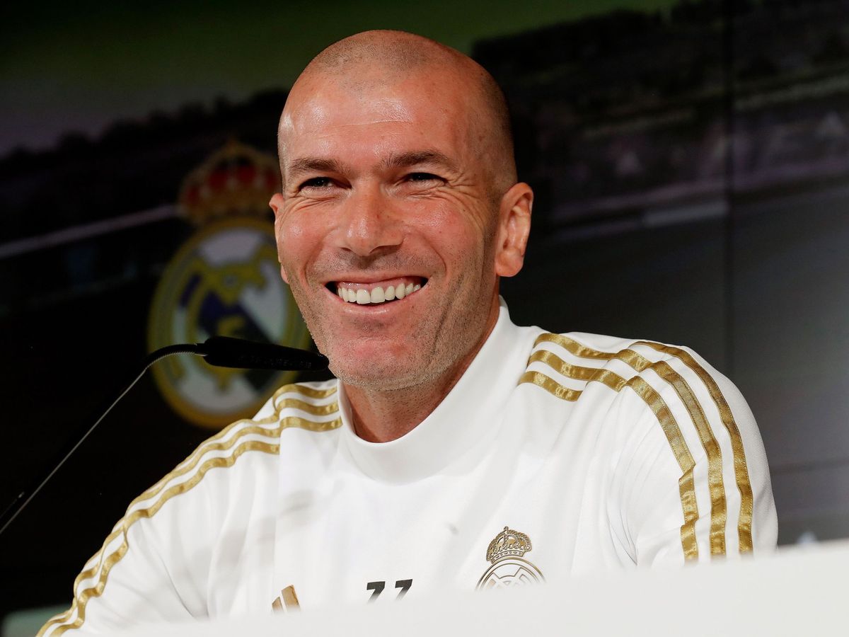 Foto: Zinédine Zidane, sonriente, durante una comparecencia ante los medios de comunicación. (EFE)