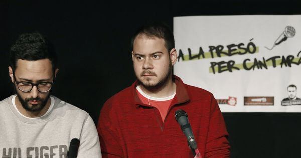 Foto: Los raperos Valtonyc y Pablo Hasel en un acto contra la censura celebrado en Sabadell. (EFE)