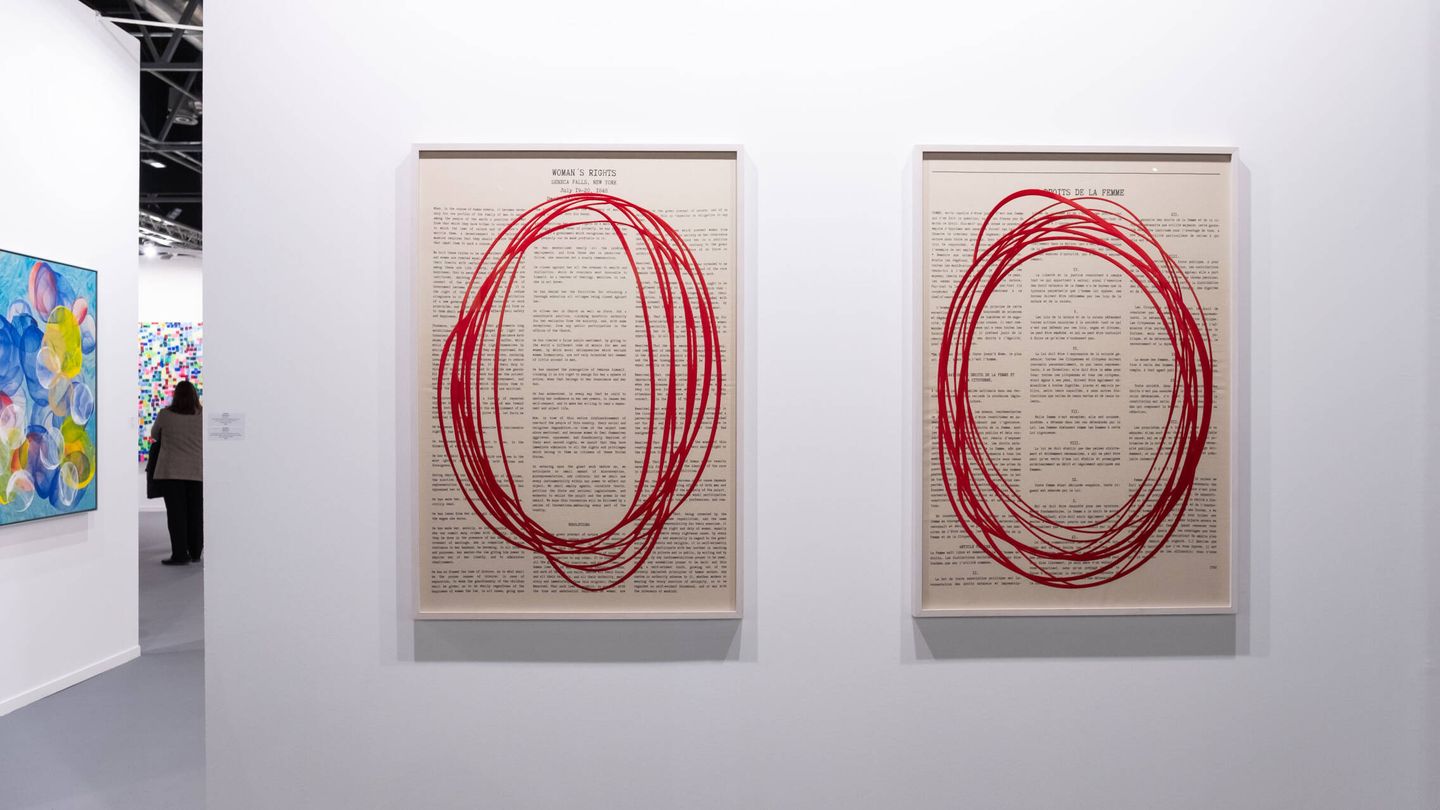 Manifesti I y II, 2023. Texto impreso sobre lino con bordado en hilo rojo.130 x 90 cm. (Marina G. Ortega)