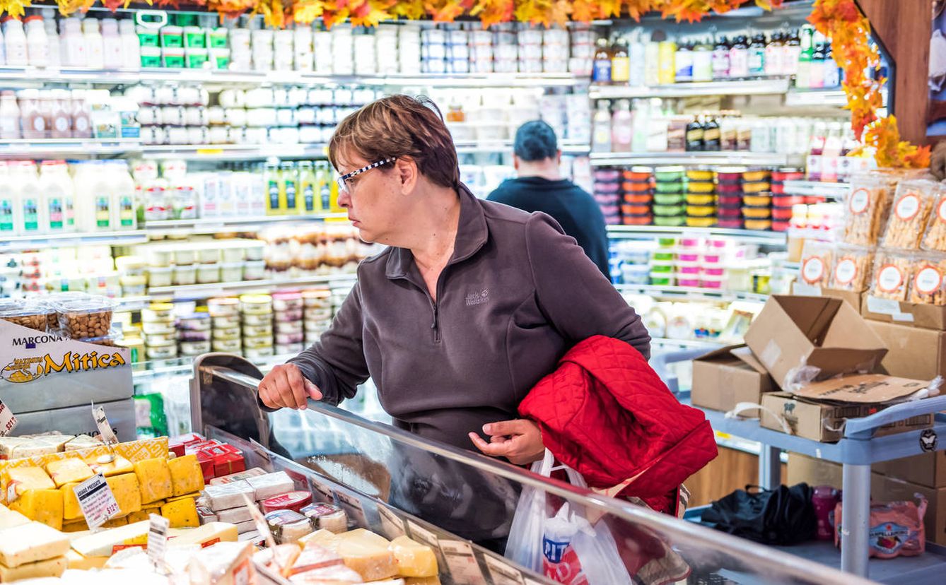 Una mujer hace la compra en un supermercado. (iStock)