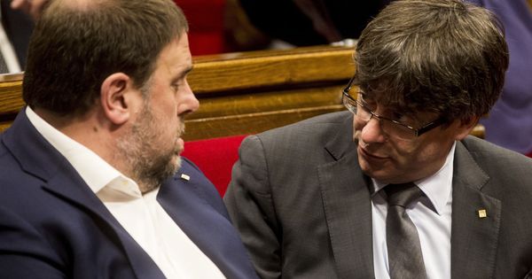 Foto:  El presidente de la Generalitat, Carles Puigdemont, junto al vicepresidente, Oriol Junqueras, en el Parlament. (EFE)