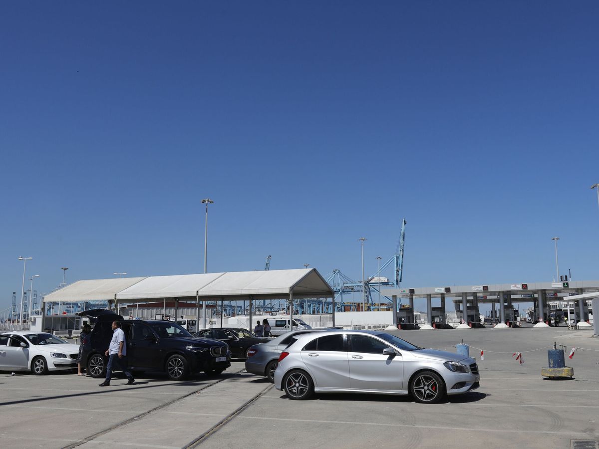 Foto: Varios coches esperan en la zona de preembarque del puerto de Algeciras (Cádiz) con motivo de la Operación Paso del Estrecho (OPE). (EFE/A.Carrasco Ragel)