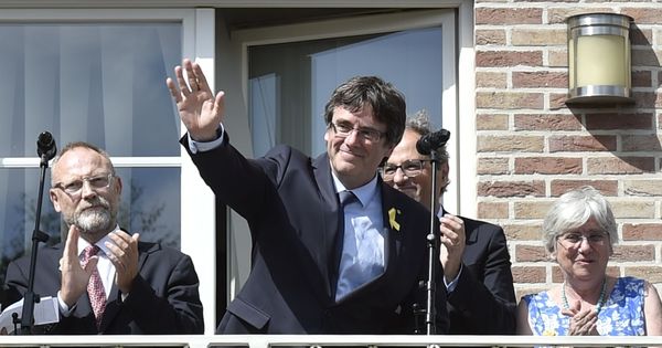 Foto: Carles Puigdemont, desde uno de los balcones de la casa donde reside en Waterloo. (Reuters)