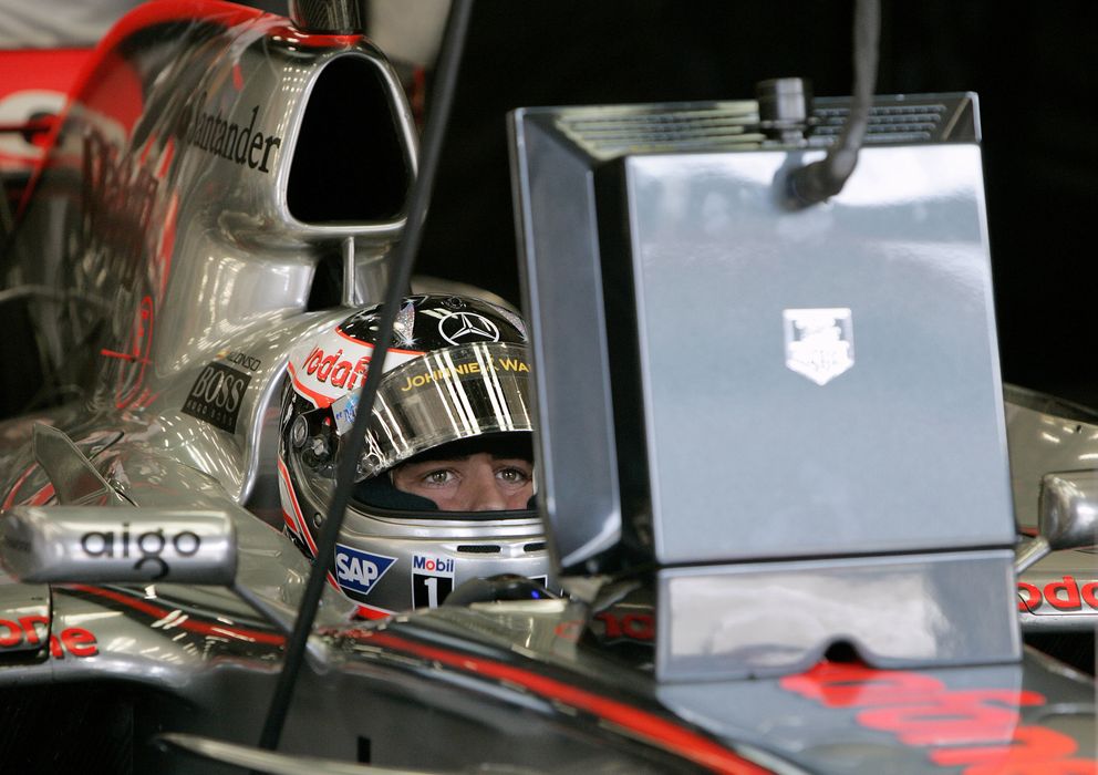 Foto:  Fernando Alonso observa un monitor durante los entrenamientos libres del GP de Bélgica de 2007. (Reuters)