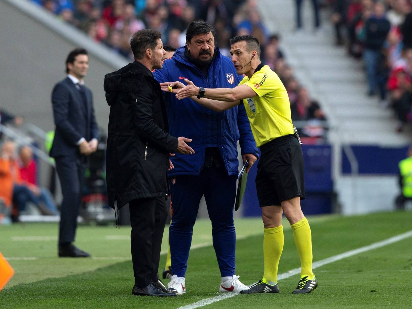 El Mono Burgos intercede entre Simeone y el árbitro. (EFE)