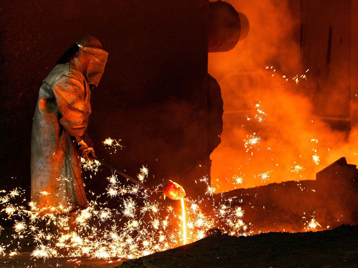 Foto: Un trabajador de una siderúrgica. (Reuters)