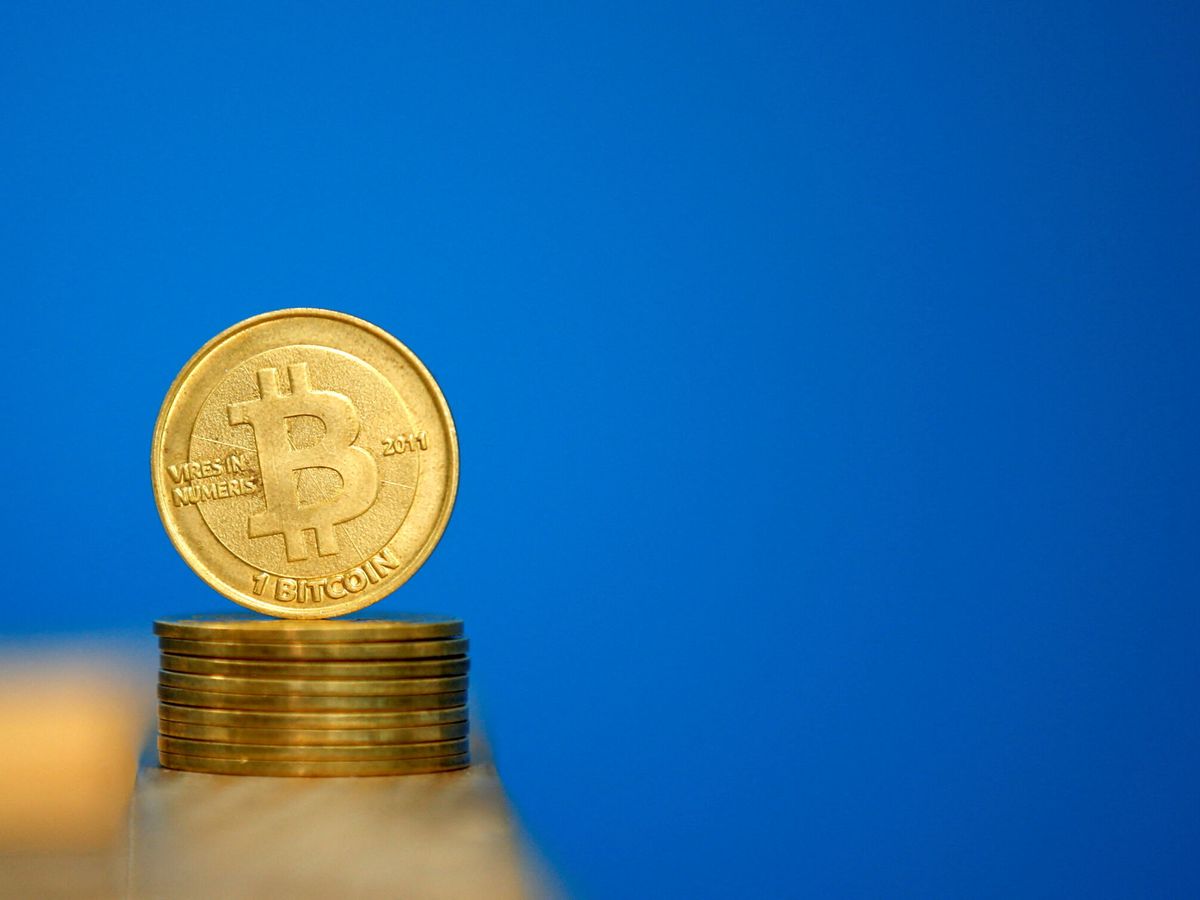 Foto: Ilustración de un bitcoin. (Reuters/Benoit Tessier)