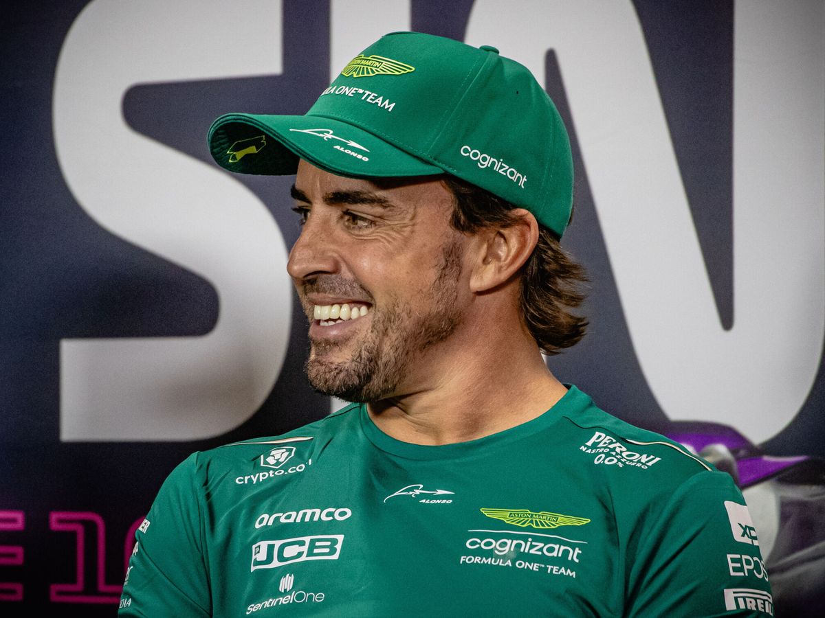 Foto: Fernando Alonso sonríe en la conferencia de prensa de los jueves, en el Gran Premio de Singapur 2023 