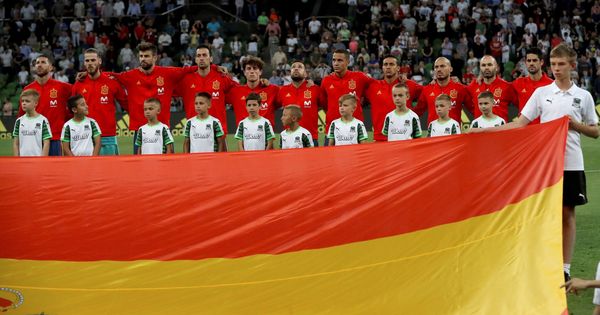 Foto: Los jugadores españoles escuchan el himno antes del partido ante Marruecos. (EFE) 
