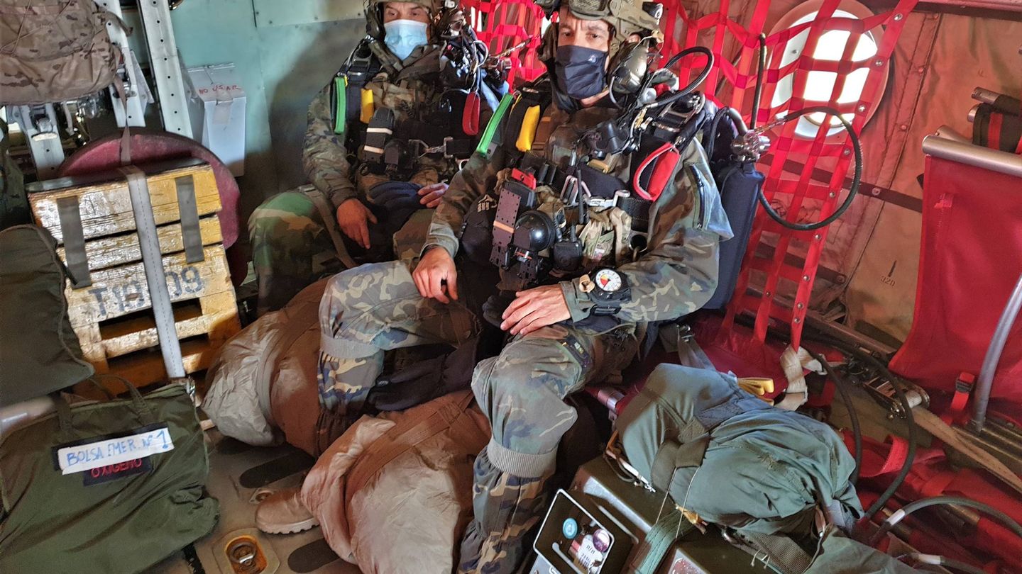 Paracaidistas de la BRIPAC con el equipo de oxígeno a bordo de un C-295 (Foto: Juanjo Fernández)