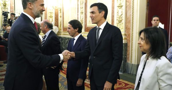 Foto: El Rey saluda a Pedro Sánchez durante la conmemoración de los 40 años de democracia, este 28 de junio en el Congreso. (EFE)