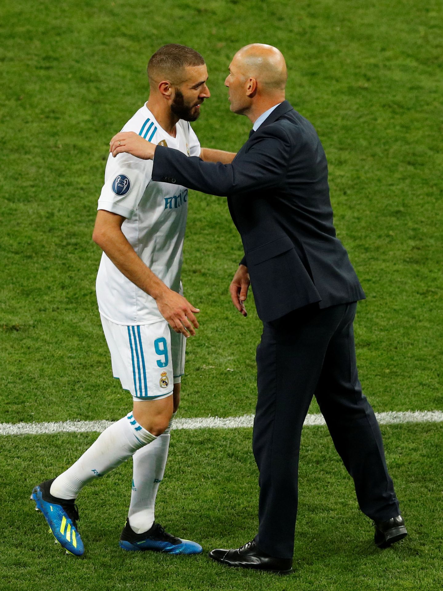 Zidane felicita a Benzema tras sustituirle en la final de Kiev. (Reuters)