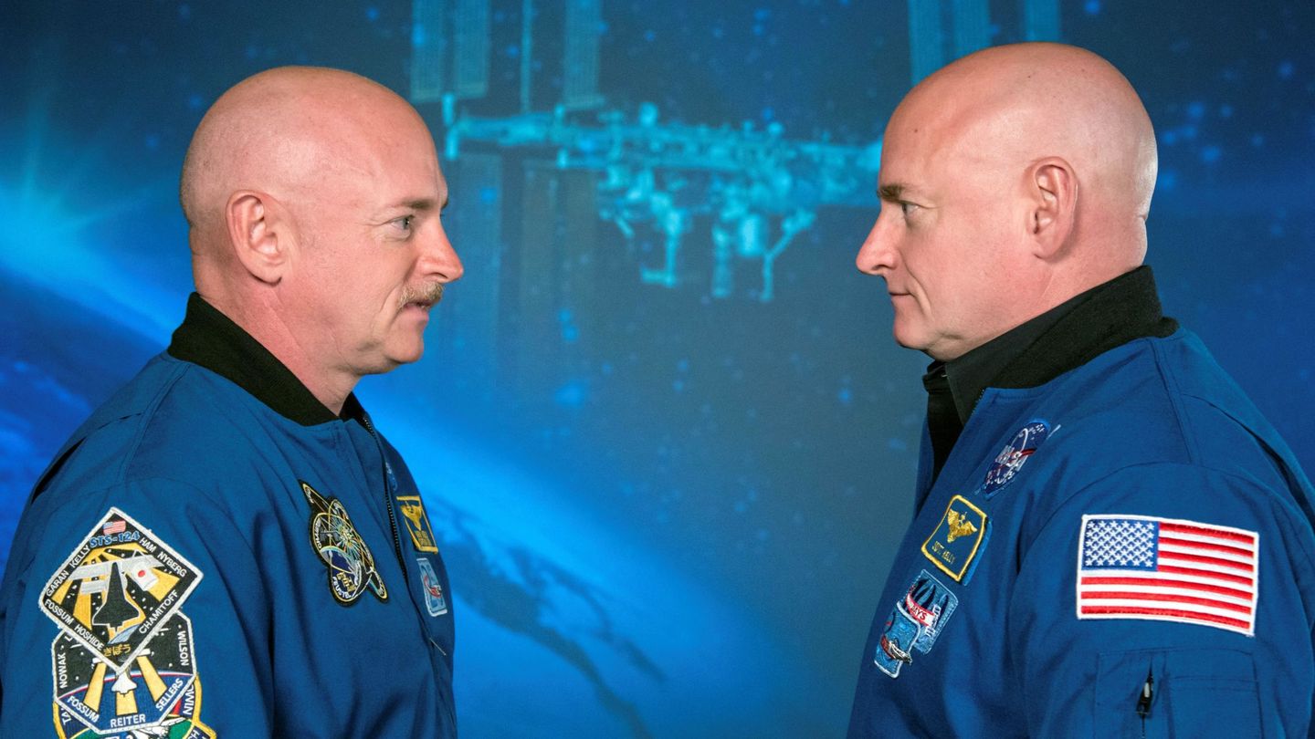 Los astronautas gemelos retirados de la NASA Mike (i) y Scott (d) Kelly. Kelly pasó un año en el espacio durante el que sufrió cambios físicos. (NASA)