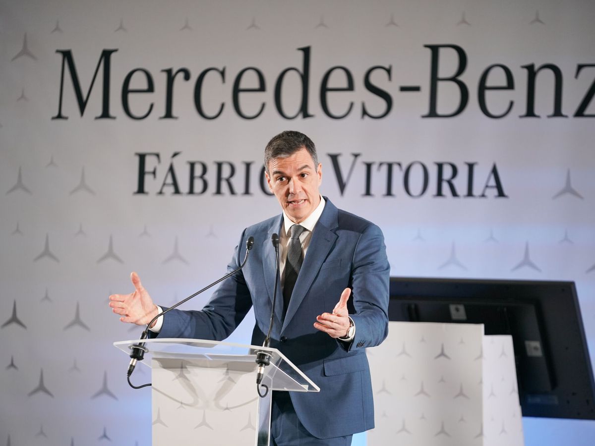 Foto: Pedro Sánchez visita la planta de Mercedes-Benz en Vitoria. (Europa Press/Iñaki Berasaluce9