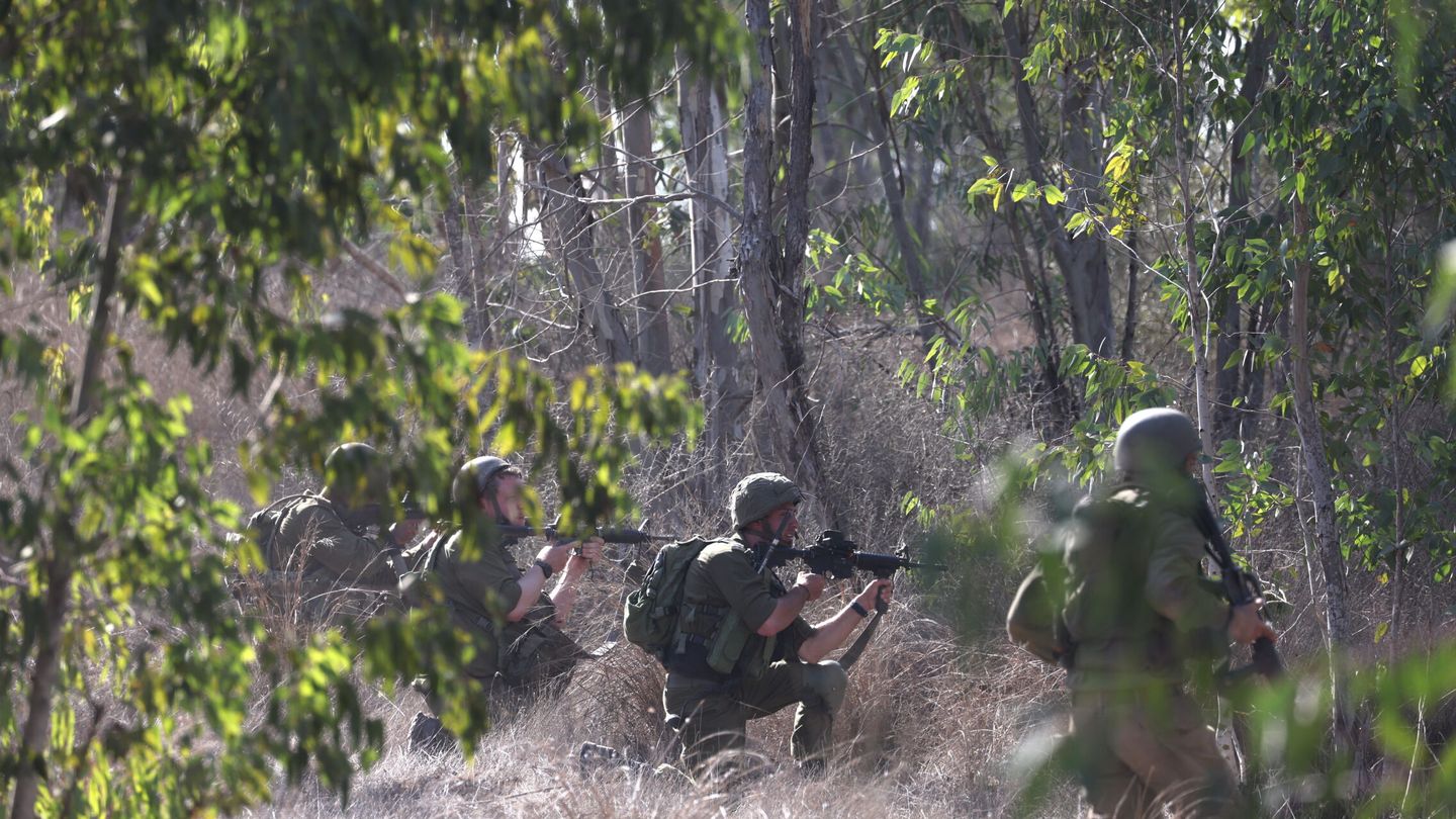 Israel, 26 10 2023.- Soldados israelíes patrullan a lo largo de la frontera con el sur de Gaza, en Israel, este jueves. El ejército israelí confirmó que llevó a cabo una 'incursión selectiva' durante la noche en el norte de Gaza. Más de 6.500 palestinos y al menos 1.300 israelíes han muerto, según las Fuerzas de Defensa de Israel (FDI) y la autoridad sanitaria palestina.- EFE ABIR SULTAN 