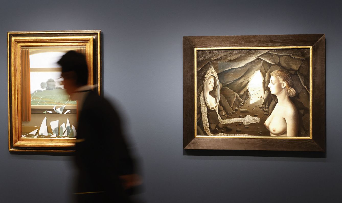 'La llave de los Campos' de René Magritte (i) 'Mujer ante el espejo' de Paul Delvaux (d) (EFE)