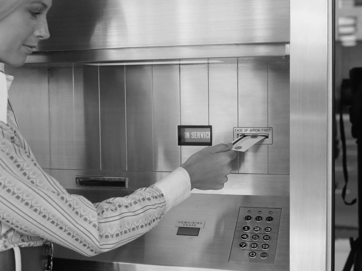 Foto: Una mujer utilizando un cajero automático a comienzos de la década de los setenta. (iStock)