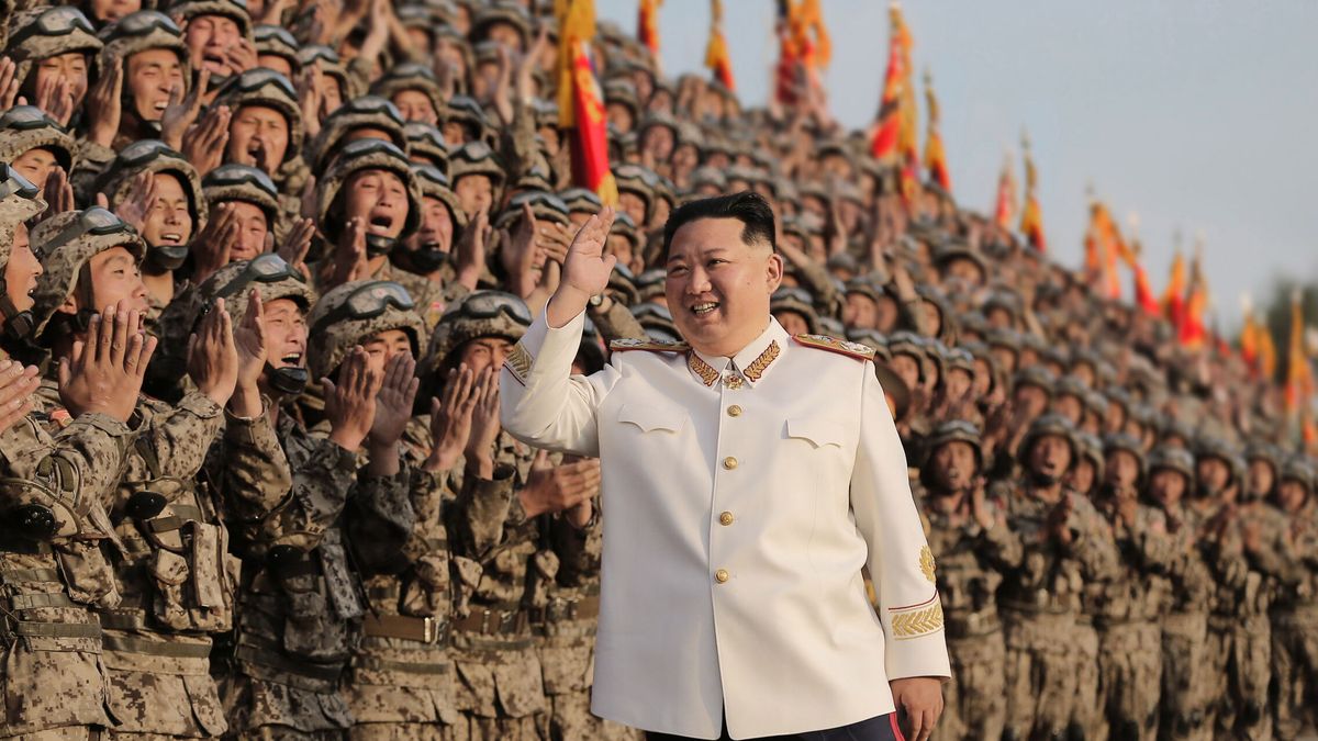 Kim Jong Un insta a reforzar el poder militar del país para "aniquilar" al enemigo