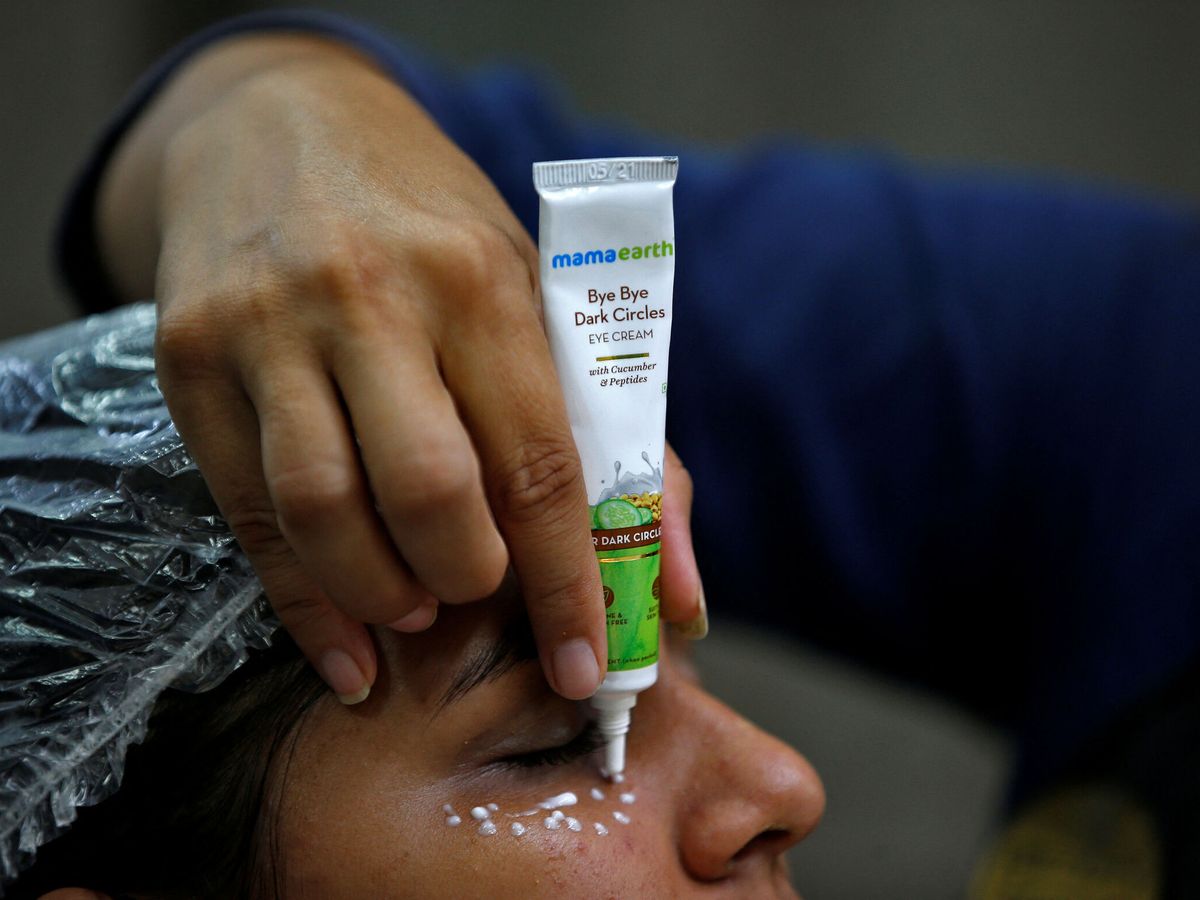 Foto: El 'skincare' se ha convertido en una rutina cada vez más extendida entre los jóvenes. (Reuters/Amit Dave)