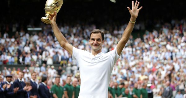 Foto: Federer, de blanco, levantando su trofeo de Wimbledon. (Reuters)