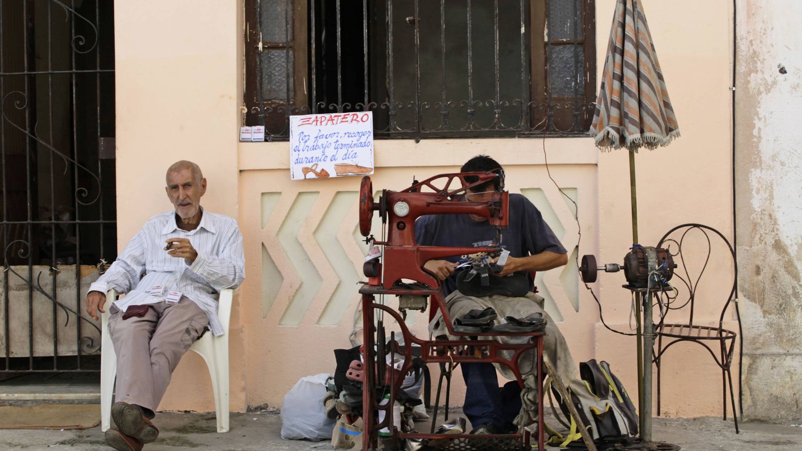 Foto: Un "cuentapropista" autorizado trabaja como zapatero en una calle de La Habana, en febrero de 2012 (Reuters)