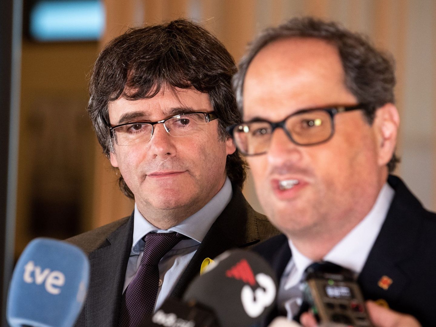 El presidente de la Generalitat, Quim Torra, y su antecesor en el cargo, Carles Puigdemont en una imagen de junio. (EFE) 