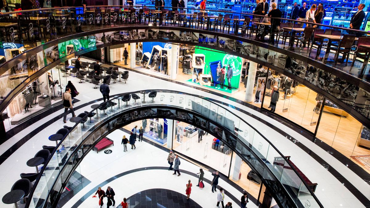Los centros comerciales resisten a Amazon con ventas récord: ocio y bares, su baza
