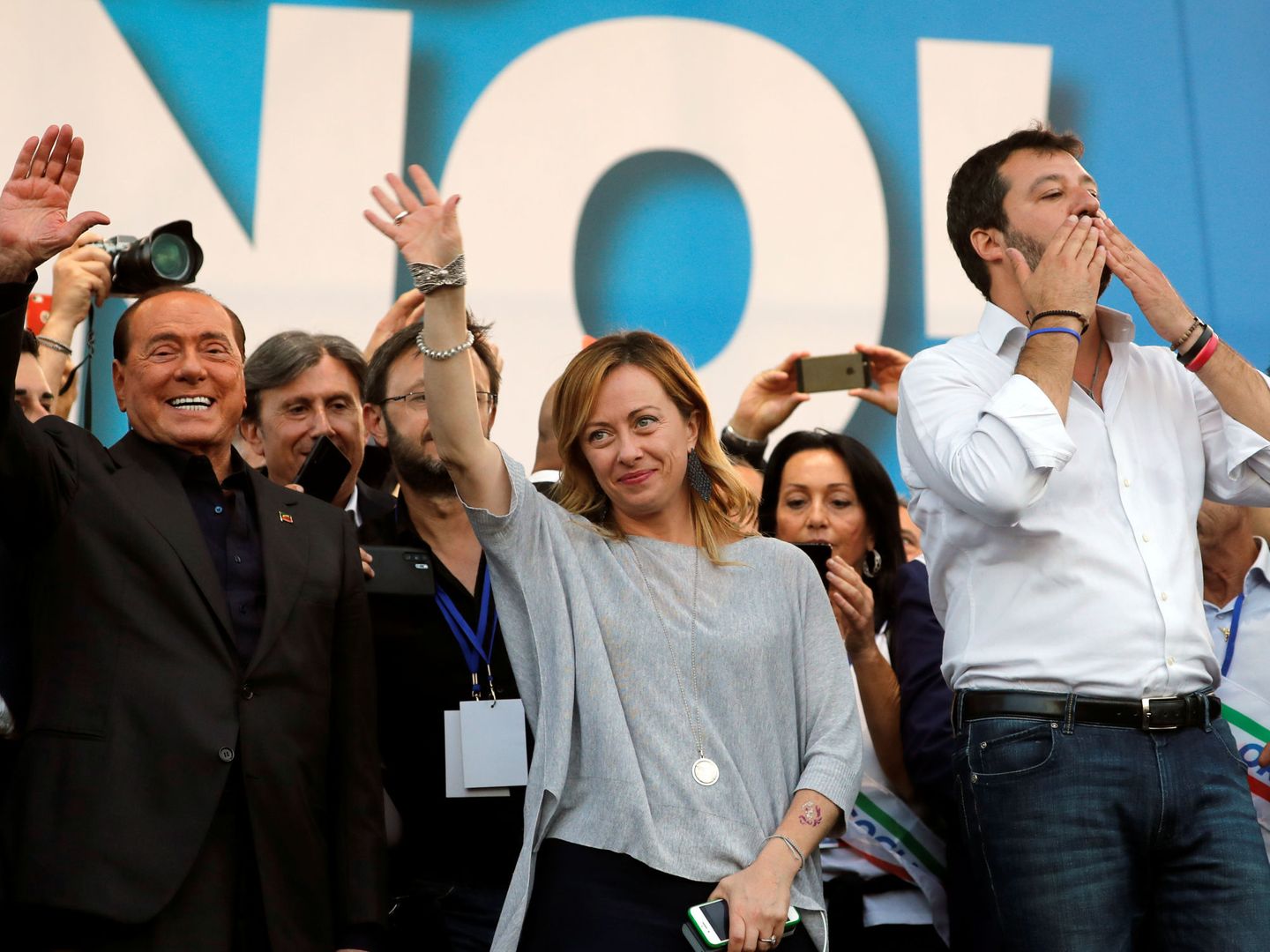Berlusconi (izquierda) junto a Meloni (centro) y Salvini (derecha). (Reuters)