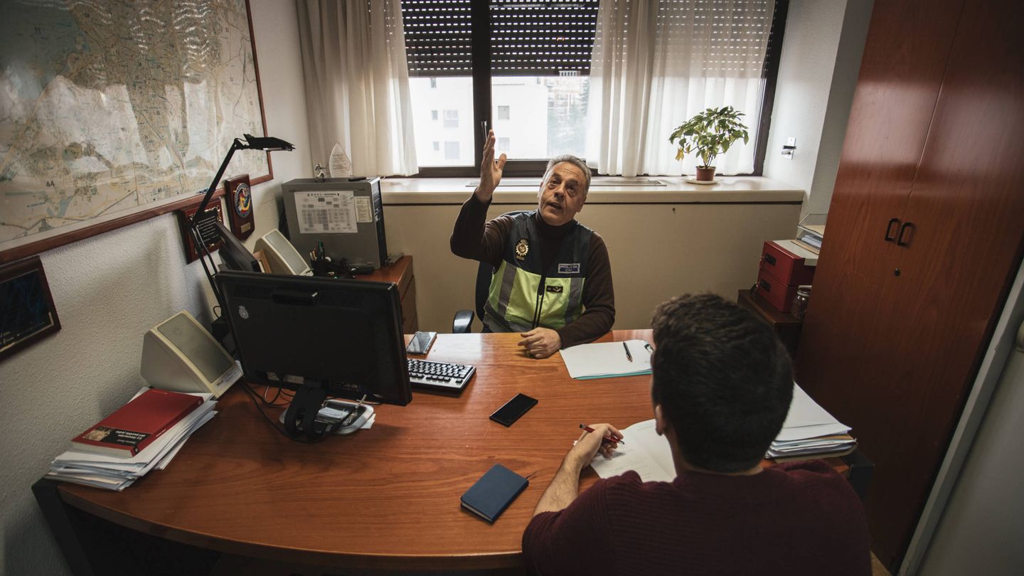Entrevistamos a Mangas en el despacho del jefe del Grupo 12, Remo Rodríguez Alba. (J.Á.M) 