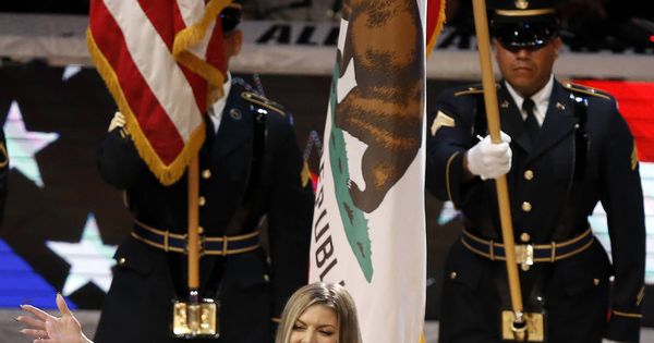 Foto: La cantante Fergie cantando el himno nacional estadounidense en la All-Star de la NBA. (Gtres)