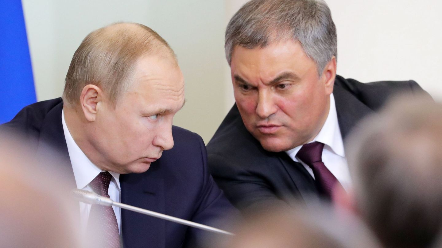 El presidente ruso, Vladímir Putin, conversa con el presidente de la Duma. (EFE/Michael Klimentyev)
