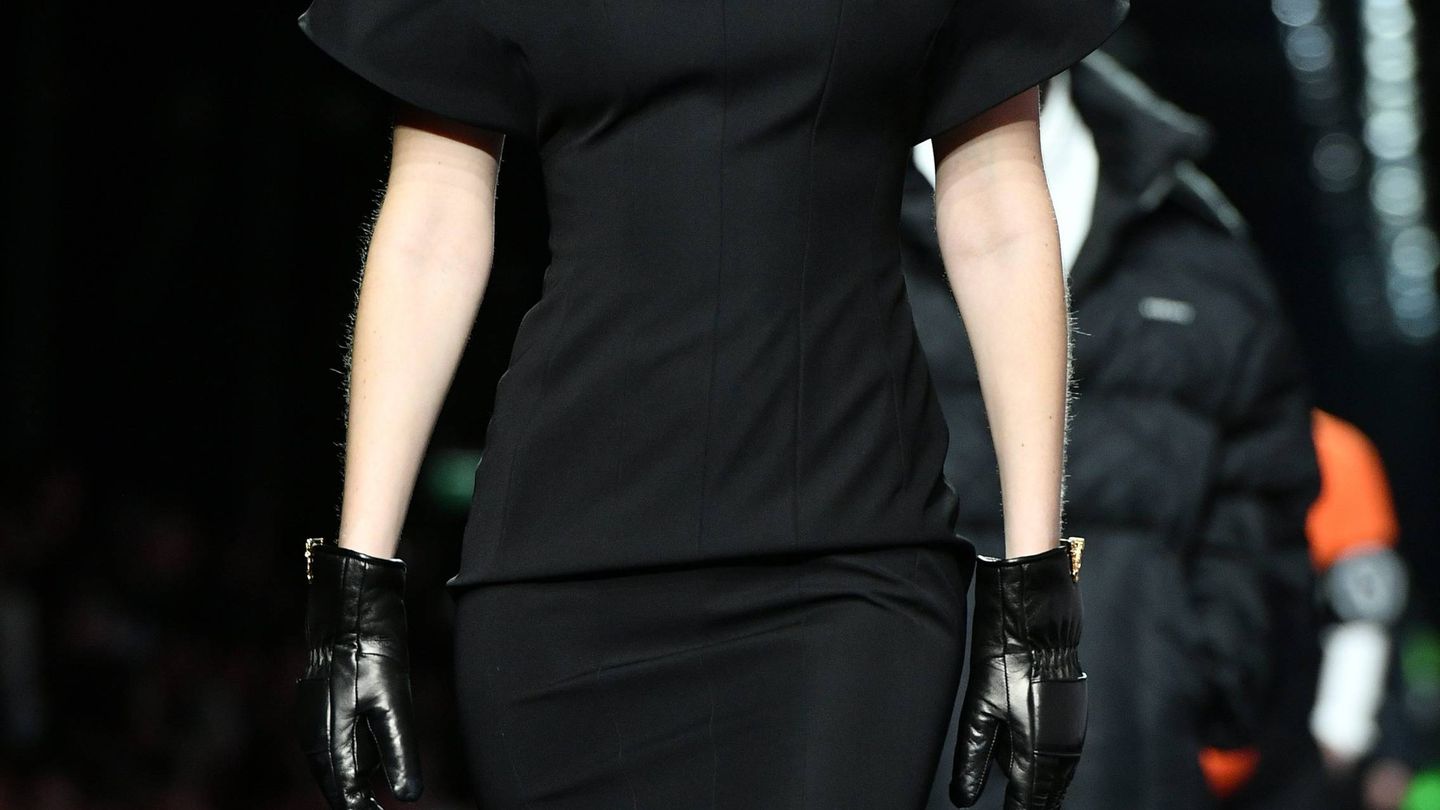 Bella Hadid, en el desfile de Versace. (Cordon Press)