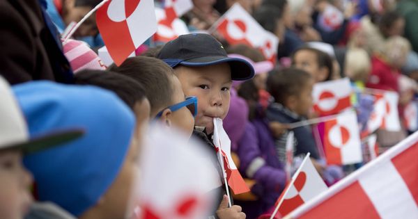 Foto: Niños con la bandera de Groenlandia esperan la llegada del Príncipe Federico de Dinamarca, en Nuuk. (Reuters)