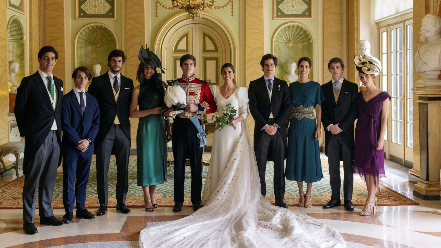 El conde de Osorno Carlos Fitz y Belén Corsini, acompañados por su familia tras su enlace matrimonial en el palacio de Liria, en Madrid. (EFE)