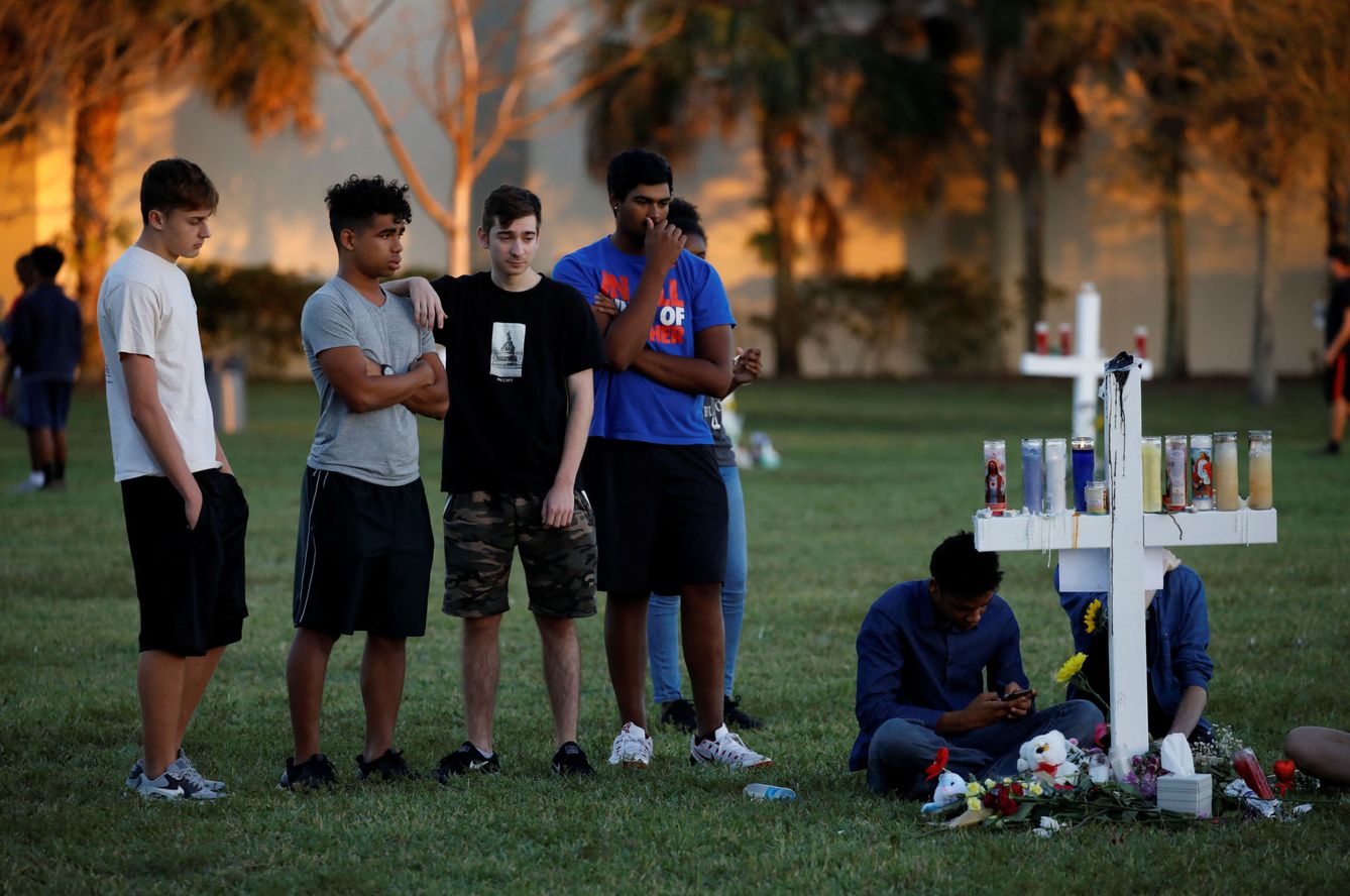 Jóvenes homenajean a sus compañeros muertos en el tiroteo del Instituto Marjory Stoneman Douglas Hen Parkland, Florida, el 16 de febrero de 2018. (Reuters)