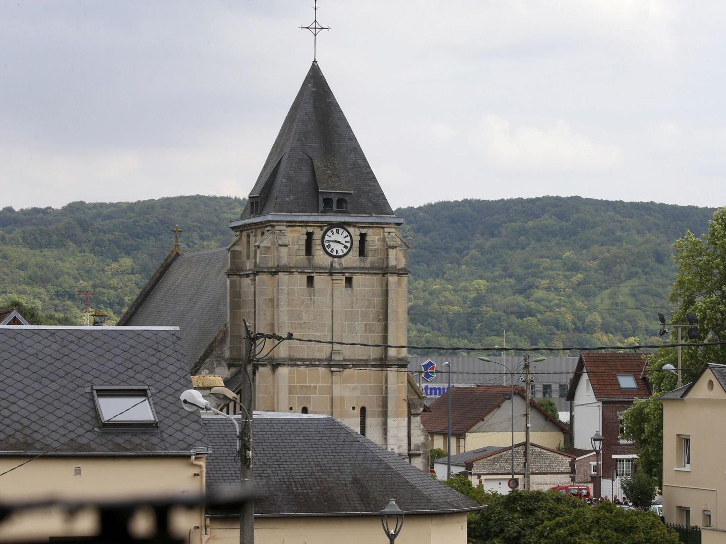 La iglesia de Saint-Etienne-du-Rouvray tras la toma de rehenes (Reuters)