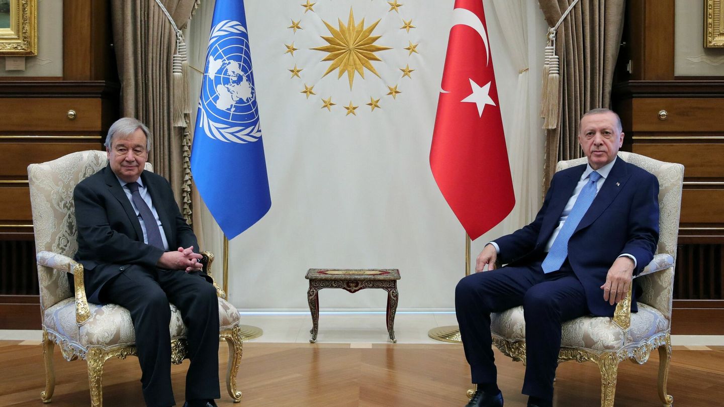 El presidente turco, Tayyip Erdogan, junto al secretario general de la ONU, Antonio Guterres, en en Ankara, Turquía. (Reuters)