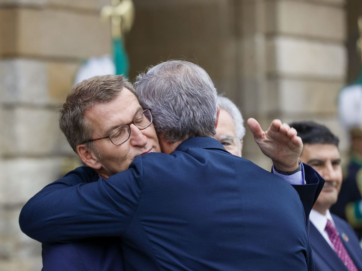 Foto: El presidente de la Xunta, Alfonso Rueda, abraza al líder del PP, Alberto Núñez Feijóo. (EFE/Lavandeira)