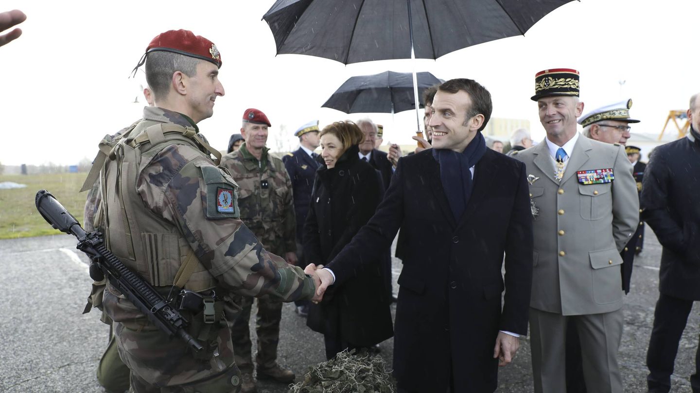 Emmanuel Macron, felicitando el año nuevo a las tropas francesas. (Cordon Press)
