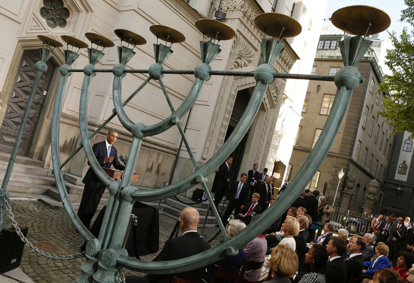 Barack Obama durante una visita a la Gran Sinagoga de Estocolmo. (Reuters)