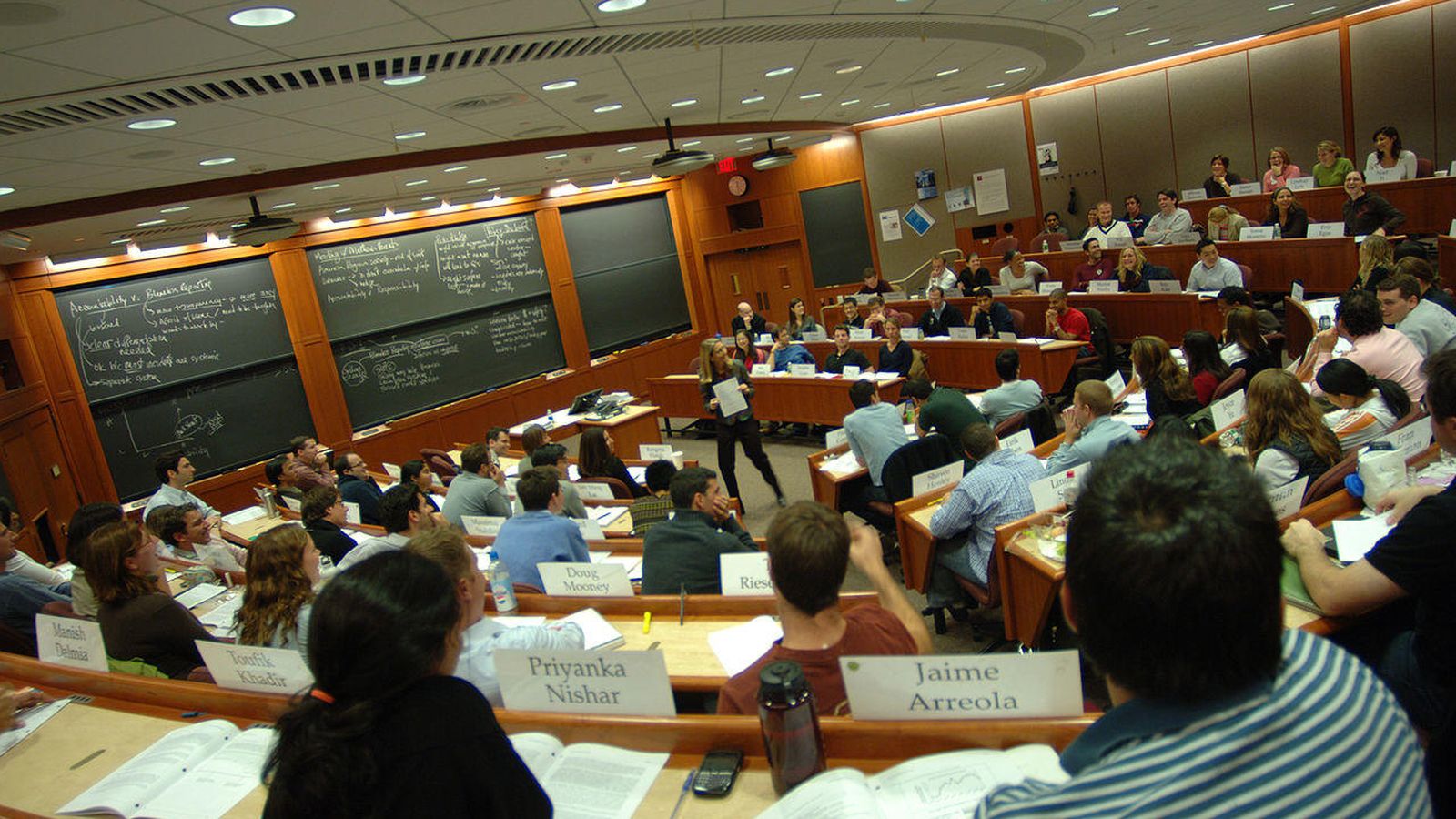 Foto: Un aula de la Escuela de Negocios de Harvard. (CC/HBS1908)
