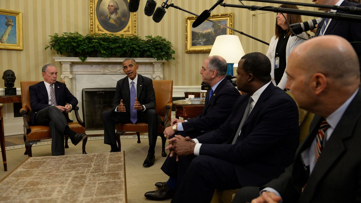 Jim Stavridis (derecha) en la Casa Blanca con Barack Obama. (EFE)