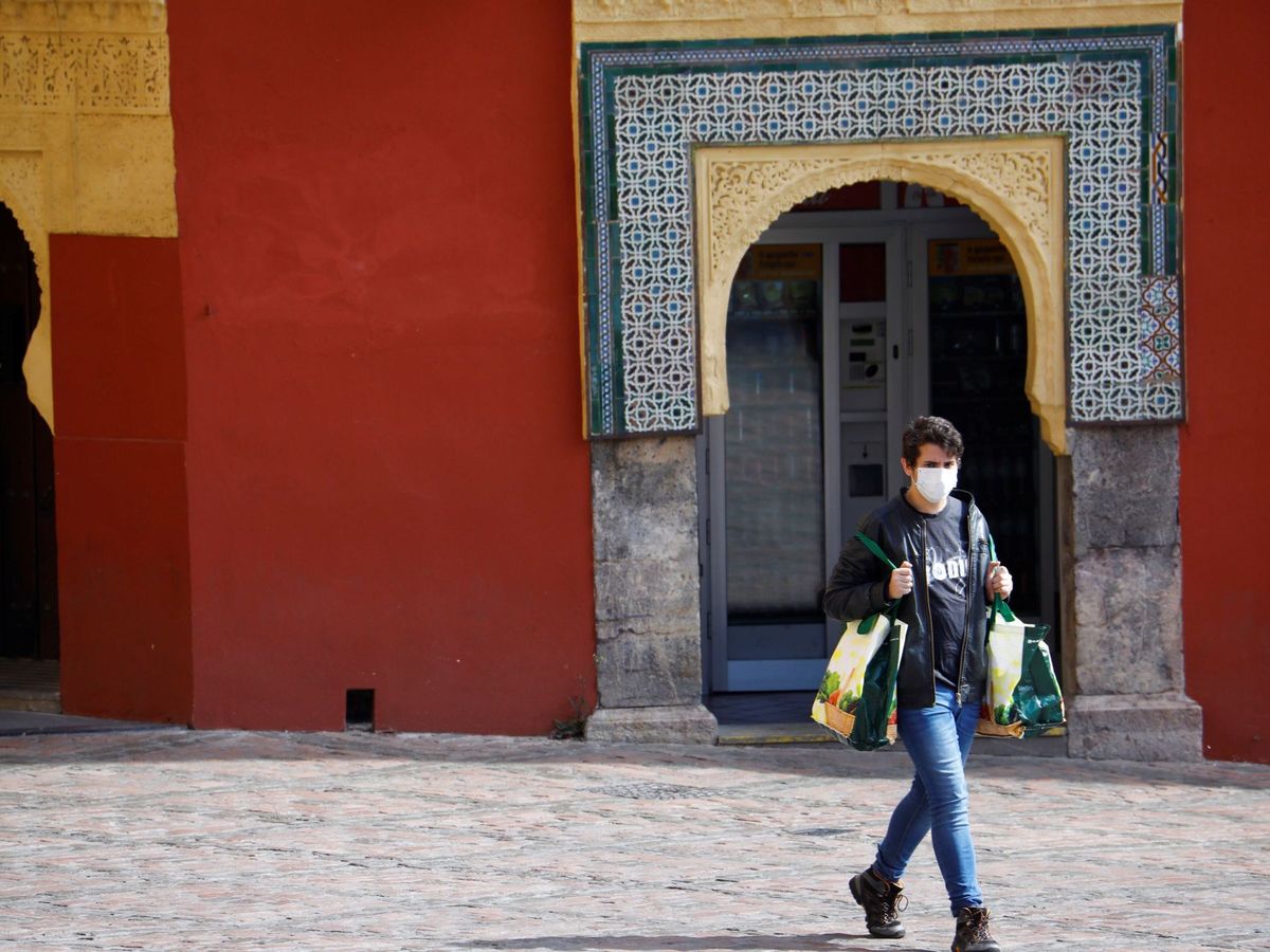 Foto: Una persona camina por centro histórico de Córdoba. Foto: Efe